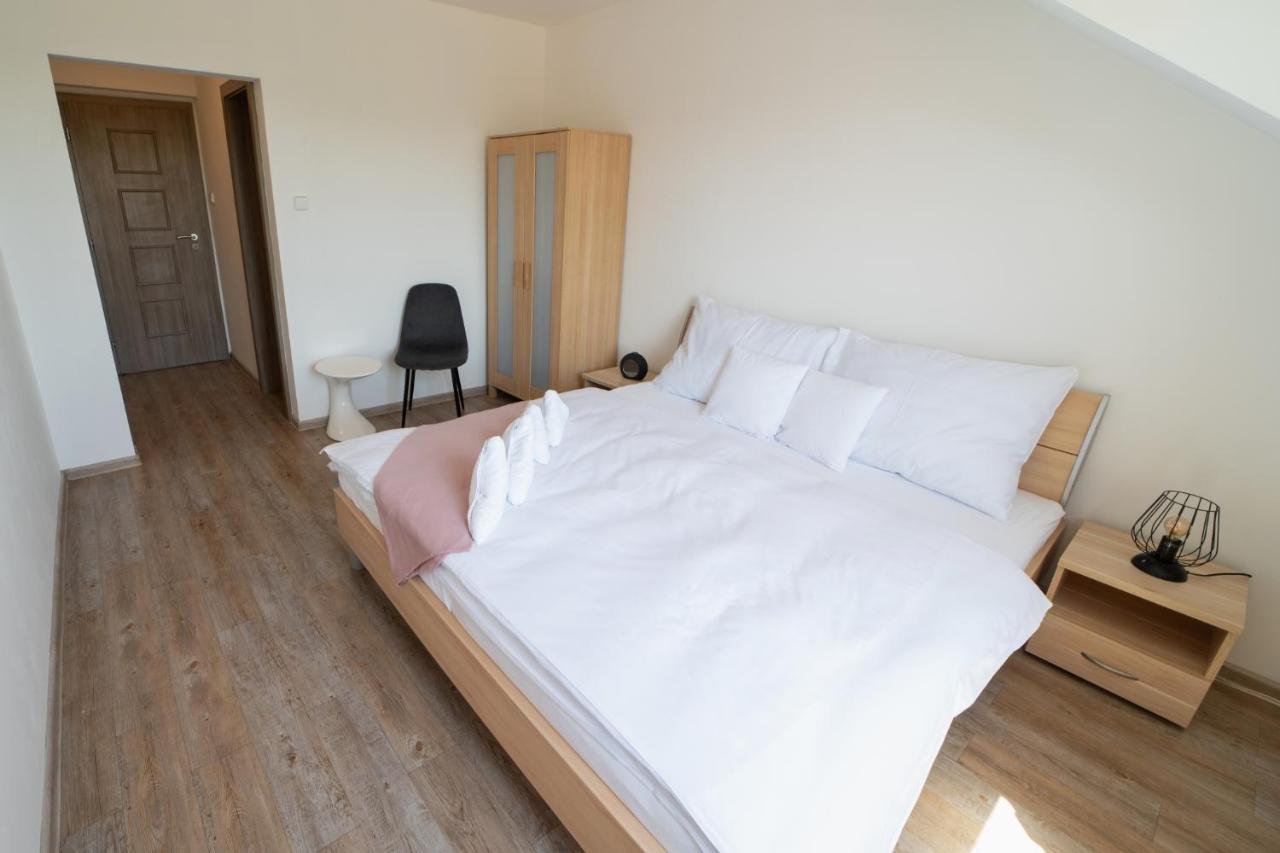 Hotel Formule à Perštejn Extérieur photo
