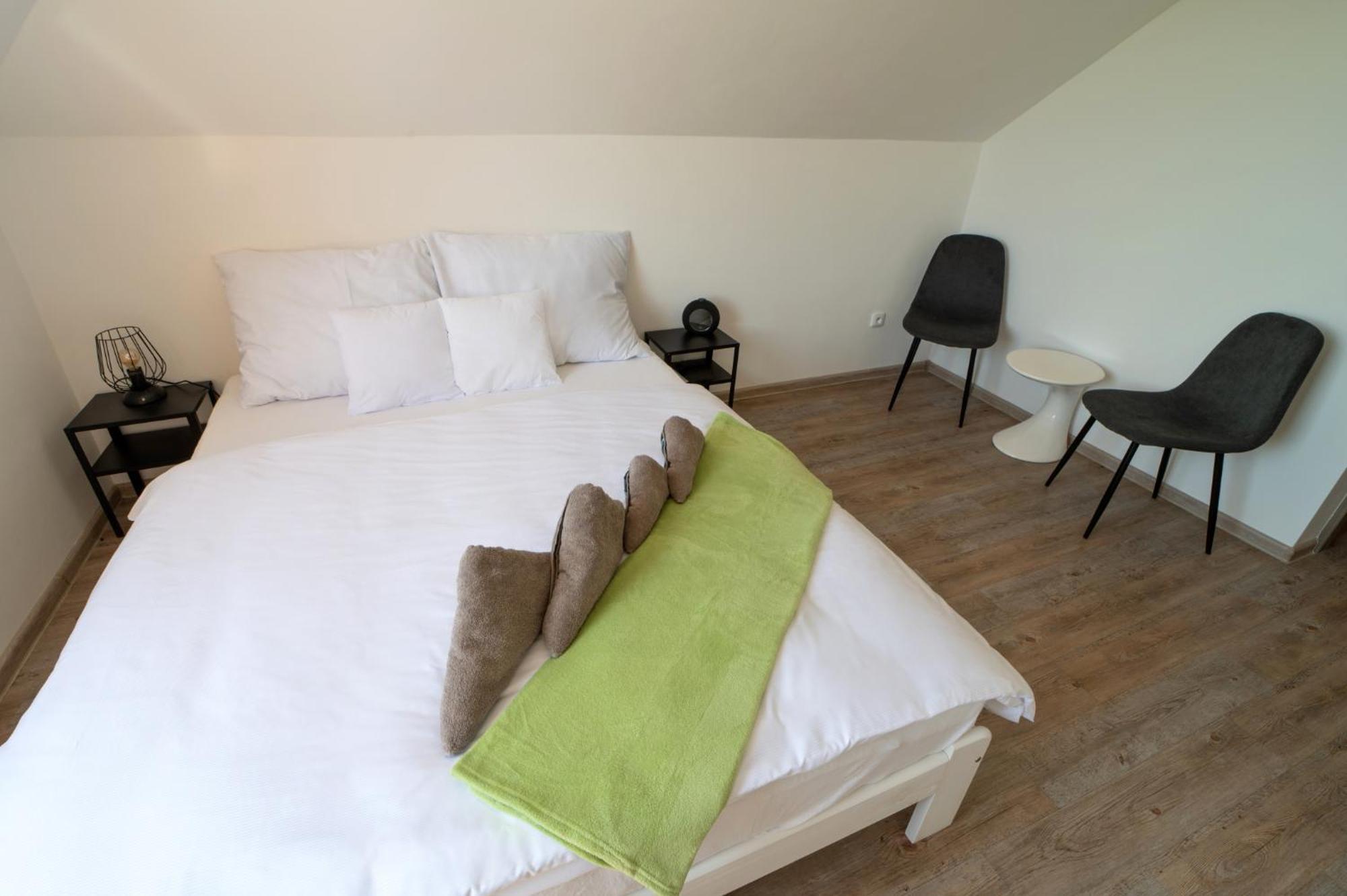 Hotel Formule à Perštejn Extérieur photo