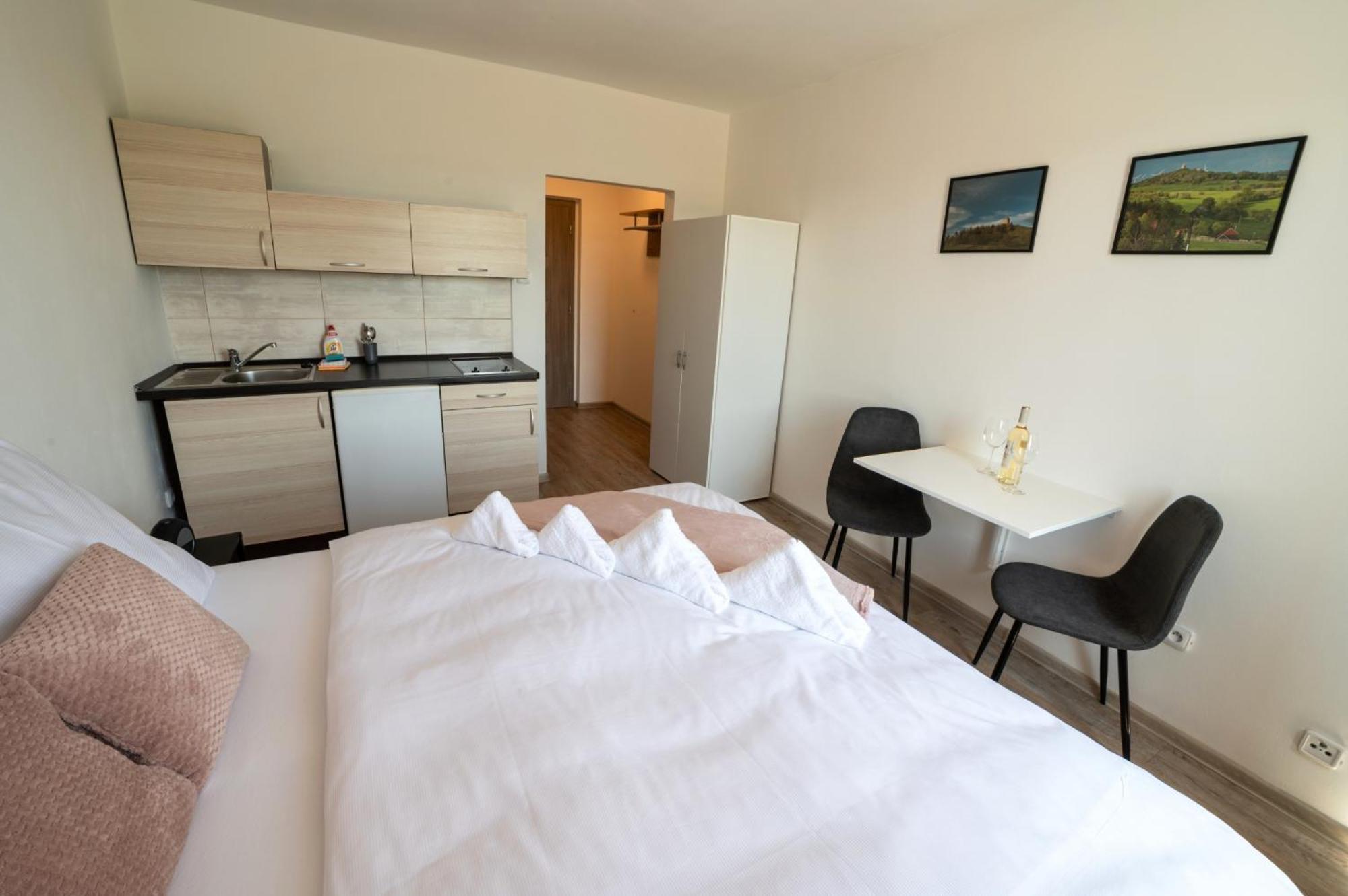 Hotel Formule à Perštejn Extérieur photo