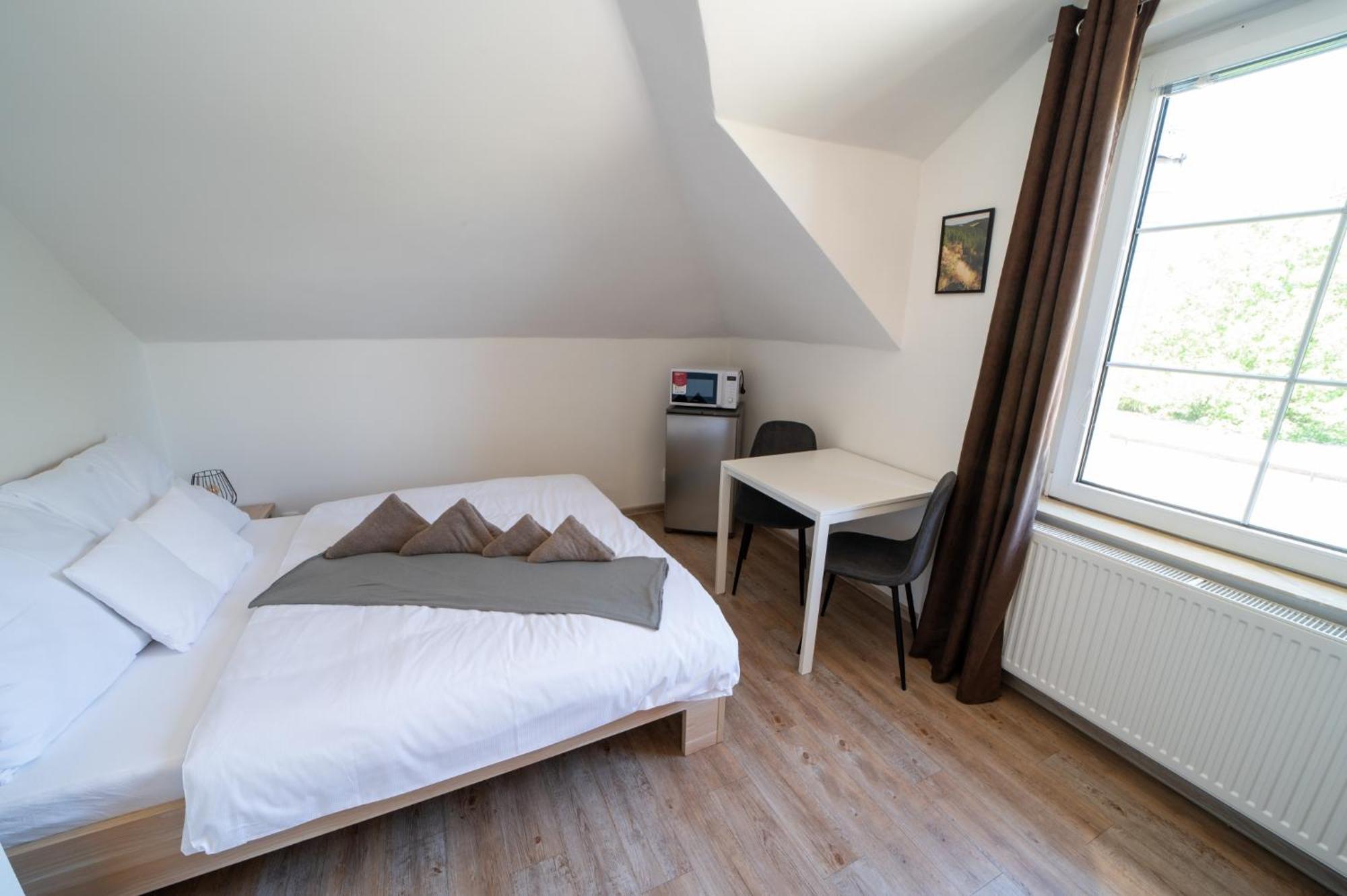 Hotel Formule à Perštejn Extérieur photo