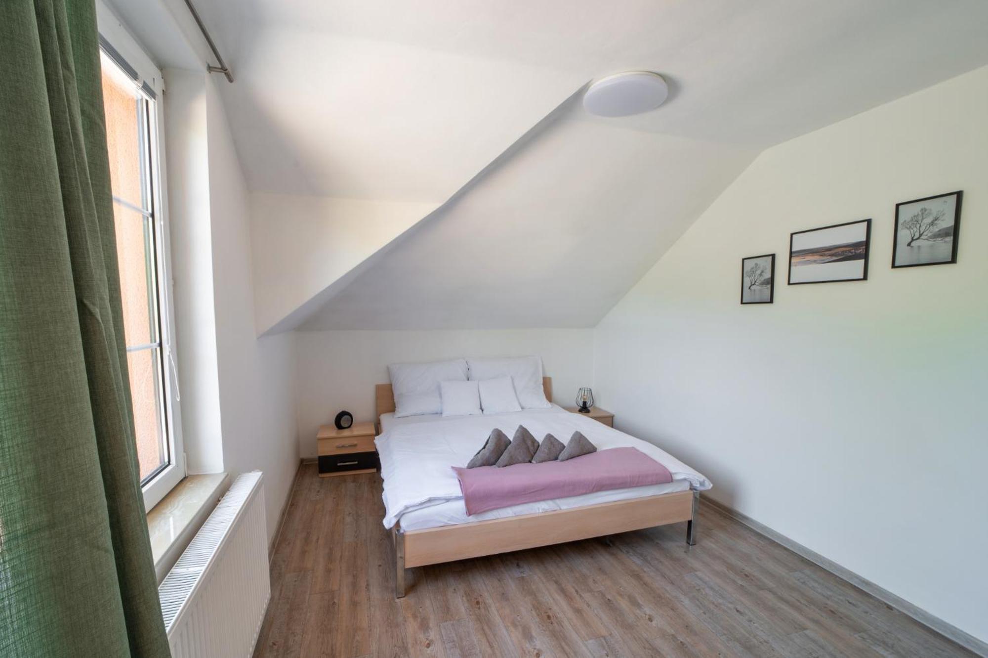 Hotel Formule à Perštejn Extérieur photo